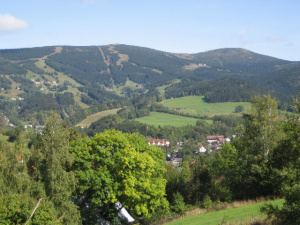 Pohled k lyžařskému středisku Horní Domky (sjezdovky i lanová dráha na Lysou horu jsou zřetelně vidět)