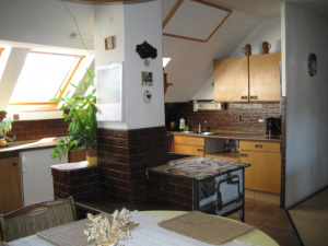 Kuchyňský kout v obytné místnosti je plně vybaven pro vaření a stolování 6 až 8 osob