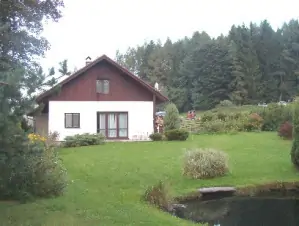 Chata Přední Výtoň se nachází v blízkosti lesa a cca. 1 km od Lipenské přehrady