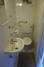 k pokoji č. 2 náleží koupelna se sprchovým koutem, umyvadlem a WC