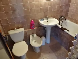 koupelna s vanou, WC, bidetem a umyvadlem