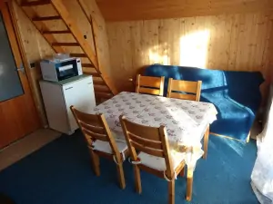 obytný pokoj s gaučem a jídelním stolem a židlemi pro 4 osoby