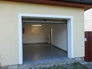 k dispozici je garáž
