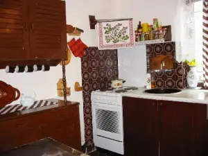 Plně vybavený kuchyňský kout v obytné místnosti