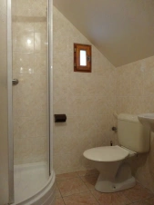 koupelna je vybavena sprchovým koutem, WC a umyvadlem