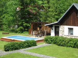 chata Harrachov - bazén a za ním pergola s venkovním posezením