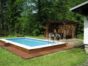 u chaty je v létě k dispozici bazén (5 x 2,5 m)