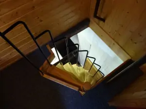 úzké točité schody vedoucí do podkrovní ložnice