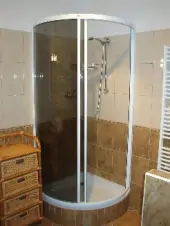 Koupelna v apartmánu je vybavena sprchovým koutem, WC a umyvadlem