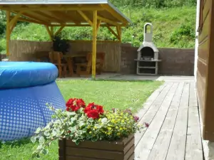 Zahradní bazén (průměr 3 m) a zastřešená pergola