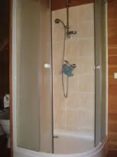 Koupelna se sprchovým koutem, vanou, WC, bidetem a 2 umyvadly