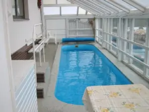 Vnitřní bazén (7,5 m x 1,8 m x 1,3 m) jistě využije každý