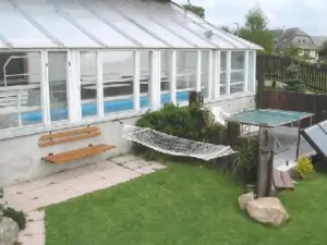 Pohled na vnitřní bazén ze zahrady