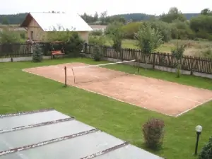 Na zahradě je k dispozici také hřiště pro míčové hry (12 x 5 m)