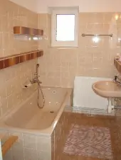 Obě koupelny jsou vybaveny vanou, sprchovým koutem a umyvadlem