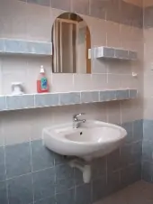Obě koupelny jsou vybaveny vanou, sprchovým koutem a umyvadlem