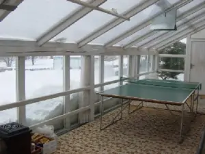 V zimě je bazén zakryt a na jeho místo se postaví stolní tenis