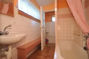 koupelna s vanou a umyvadlem