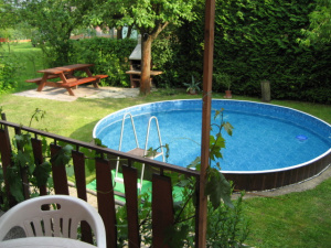 Pohled z terasy k bazénu