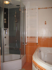 Koupelna je vybavena sprchovým koutem, vanou, umyvadlem, WC a pračkou