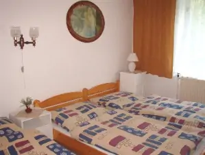Ložnice s manželskou postelí a lůžkem