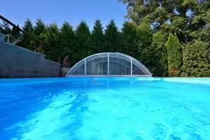 zapuštěný bazén (6 x 3,5 x 1,2 m)