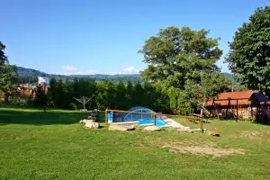 zahrada s bazénem