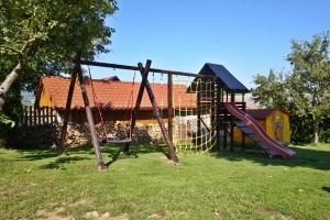 houpačky, skluzavka a dětský domeček