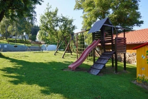 houpačky, skluzavka a dětský domeček