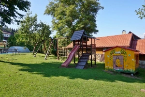 houpačky, skluzavka a dětský domeček