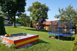 zahrada nabízí bohaté vyžití pro děti