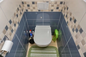 samostatné WC v podkroví