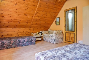 ložnice s dvojlůžkem a lůžkem v podkroví