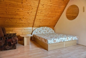 průchozí ložnice s dvojlůžkem a lůžkem v podkroví