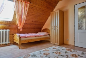 průchozí ložnice s dvojlůžkem a lůžkem v podkroví