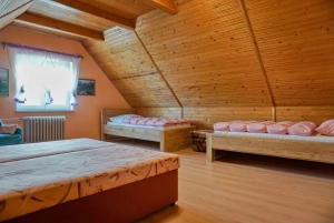ložnice s dvojlůžkem a 2 lůžky v podkroví