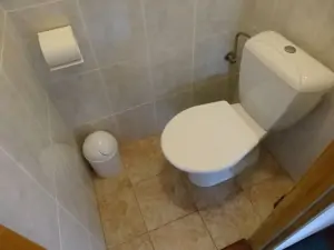 samostatné WC v horním patře