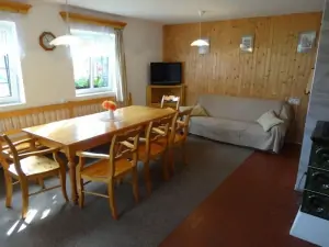 jídelní prostor a gauč v obytné kuchyni