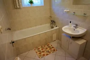 koupelna se sprchovým koutem, vanou a 2 umyvadly