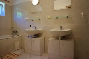 koupelna se sprchovým koutem, vanou a 2 umyvadly