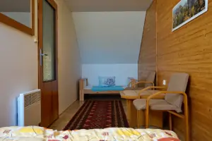 ložnice s dvojlůžkem a dětskou postelí v horním patře