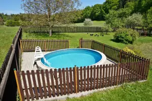 na zahradě se nachází ohrazený nadzemní bazén (průměr 3,5 m)