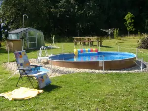 Na zahradě chalupy je k dispozici bazén, který jistě udělá radost Vašim dětem