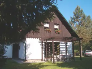 Chata Klení leží v tiché rekreační oblasti nedaleko rybníka a lesa
