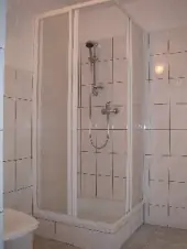 Koupelna se sprchovým koutem, wc a pračkou