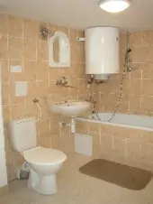 Koupelna v podkroví je vybavena vanou, wc a umyvadlem