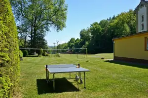 stolní tenis a travnatá plocha s volejbalovou sítí