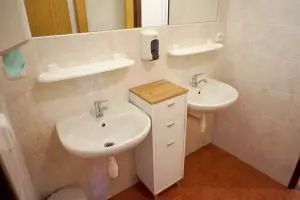 v chatě se nacházejí 2 koupelny (vždy se 2 umyvadly a 2 sprchovými kouty)