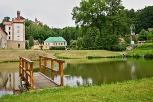 chata Hrubá Skála leží na velkém oploceném pozemku s rybníkem