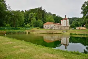chata Hrubá Skála leží na velkém oploceném pozemku s rybníkem